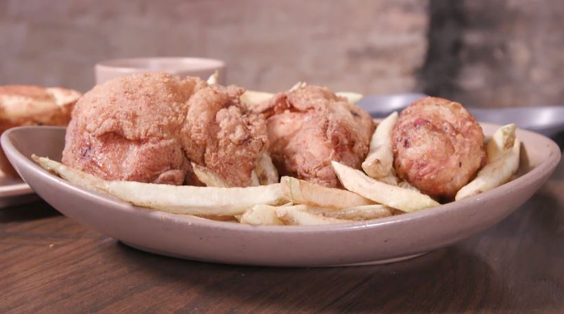 Watch this &amp; let us know what kind of sauce you like with your chicken!🤤 #ChicagosBest 

Link: youtube.com/watch?v=9PGwPt…