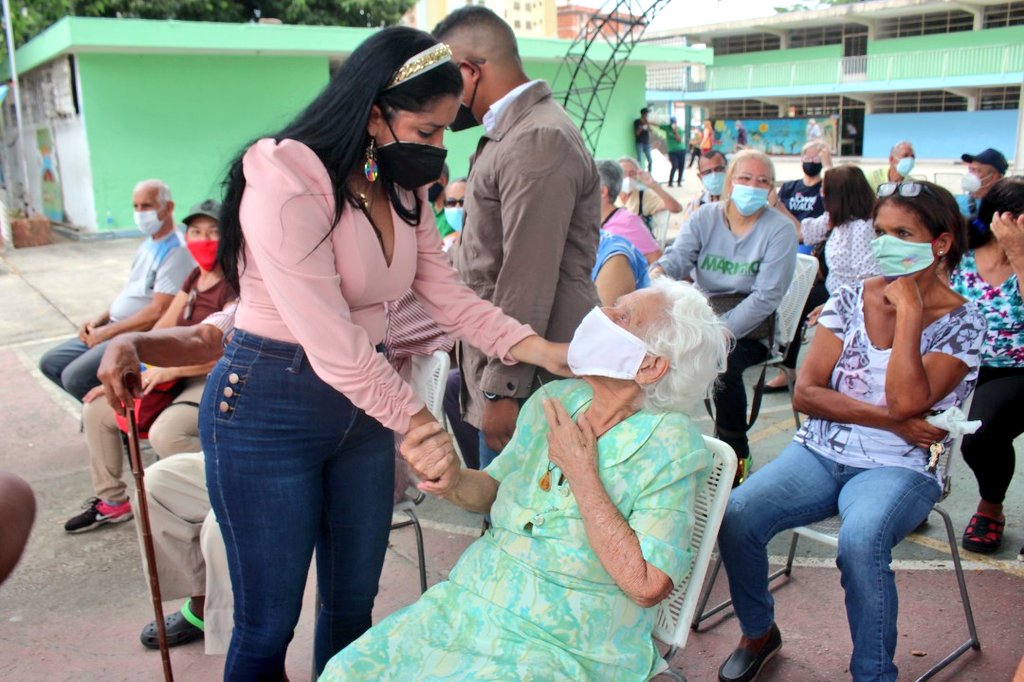 #14Jun | Hemos atendido desde tempranas horas de la mañana, un total de mil 500 adultos y adultas mayores con esta gran jornada de #VacunaciónMasiva en nuestro municipio. ¡El esfuerzo del Gobierno Bolivariano garantiza la salud y la vida del pueblo! #LlamaDeCaraboboInvensible