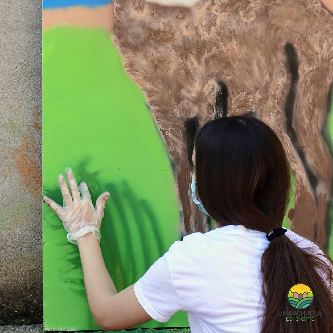 LMxClima's tweet photo. Grafiti #1 🌱 Pérdida de la biodiversidad 🦌
Cada obra trataba de un efecto del cambio climático 🌍
El primer día l@s alumn@s del @iesiniesta hicieron un gran trabajo y prestaron atención a cada detalle 👁
#LMxC #ClimArte #graffiti https://t.co/hfA41Babur
