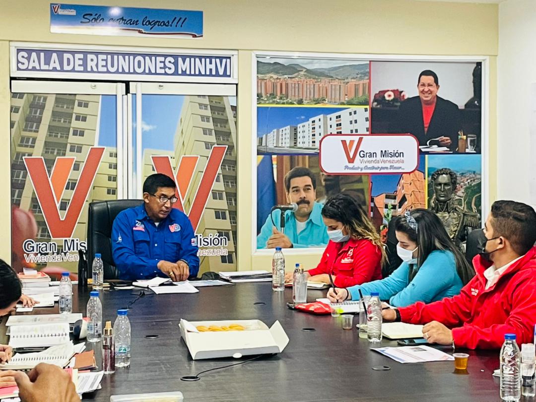#AHORA || Realizamos reunión con la Diputada @robdexa, legisladores de la AN y Viceministros del sector Juventud, para continuar con la autoconstrucción de viviendas,  a través del Plan Chamba Juvenil y garantizar #HogaresDignos para las familias jóvenes de la #Patria

Venceremos