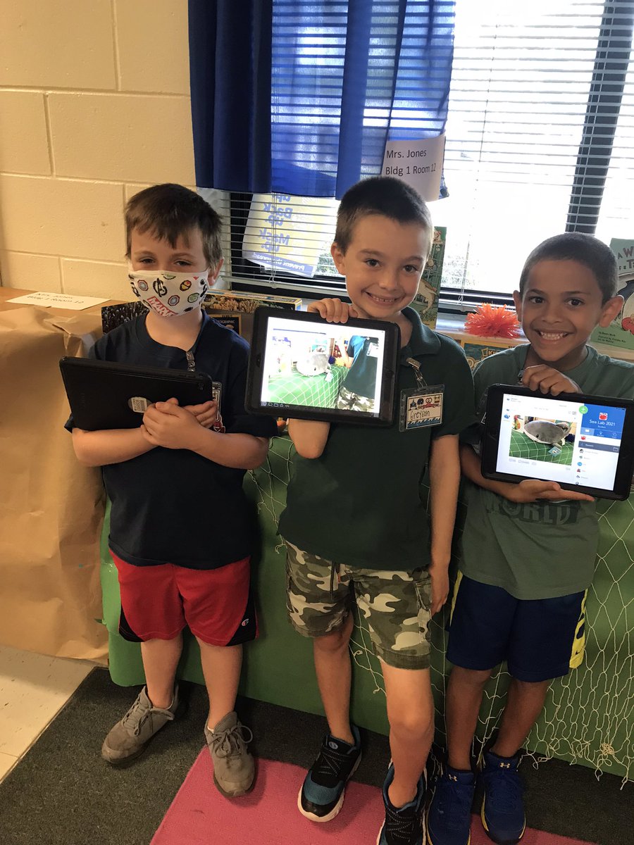 nayowell's tweet image. 1st day Ice breaker with Seesaw, tell me about your favorite Sea Animal🐳🐬 Seesaw was a hit!!! #vcsSeaLab @Go_Dragons2015 @Seesaw