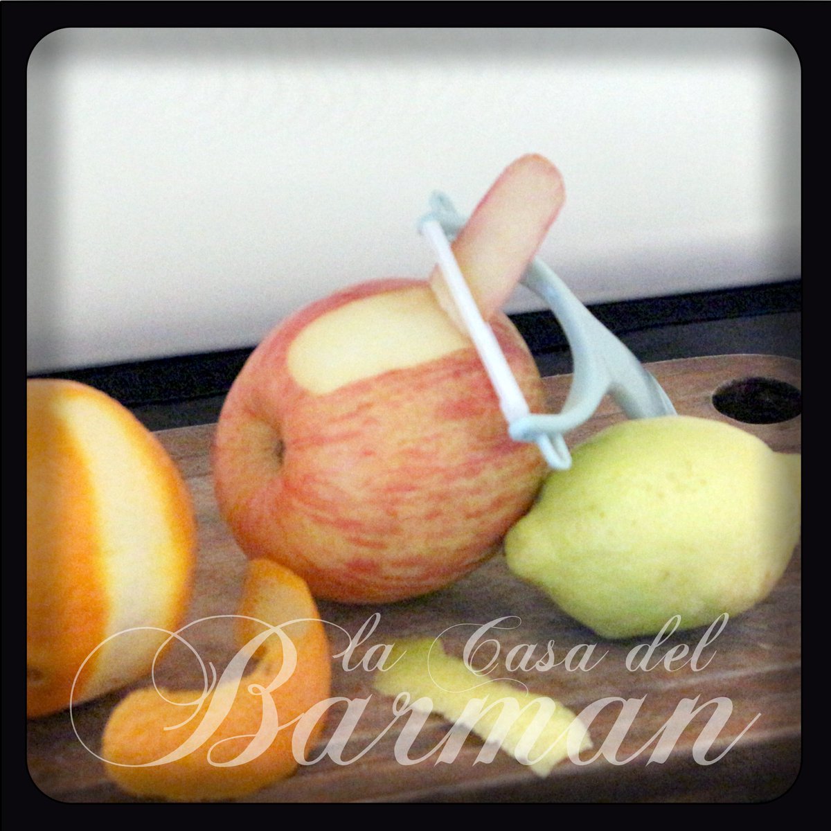 CasaBarman's tweet photo. Pelador de frutas
#Quédateencasa
#bar #bartender #bartendertools #drinks #flair #mixology #cocteleria #pub #restaurante #hotel #cafetería #macerador #exprimidor #jigger #brindis #cheers #descorhador #hielera #vino #wine #jugos #refrescos #granizados https://t.co/RekuVU1e1w