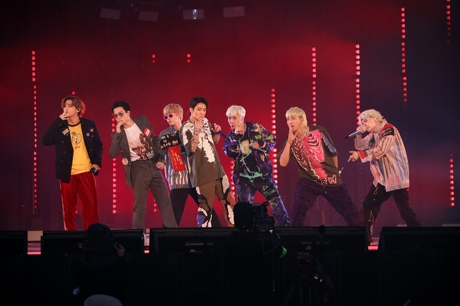 PMS_1306_'s tweet photo. 📊Conciertos/eventos de @BTS_twt 

-"Muster Sowoozoo" (junio 2021) - 1,330,000 espectadores de 195 países 
-"Map of the Soul ON:E" (octubre 2020) - 993,000 espectadores de 191 países reportados por bighit 

©BTSChartDailyx | ℙ𝕄𝕊_𝟙𝟛𝟘𝟞_ https://t.co/ZPIjrDi2YE