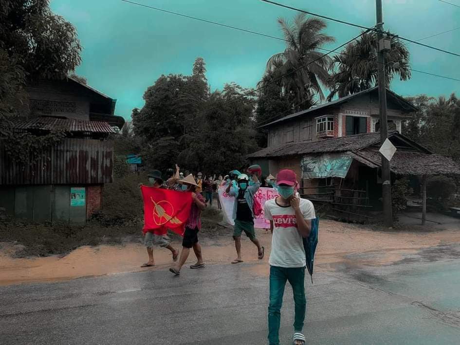 DrSeech's tweet photo. Dawn Marching strike was held by the residents  in #HwinMaw village,Launglone Township on June 15 for the overthrow the dictator. 

#UnfetteredAccessForAids
#June15Coup
#WhatsHappeningInMyanmar https://t.co/Smb6bOyQk0