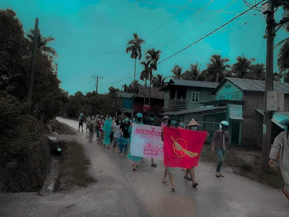 DrSeech's tweet photo. Dawn Marching strike was held by the residents  in #HwinMaw village,Launglone Township on June 15 for the overthrow the dictator. 

#UnfetteredAccessForAids
#June15Coup
#WhatsHappeningInMyanmar https://t.co/Smb6bOyQk0