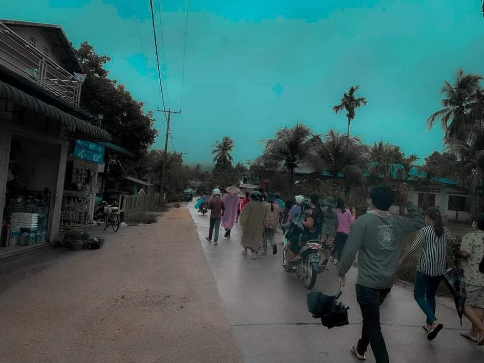 DrSeech's tweet photo. Dawn Marching strike was held by the residents  in #HwinMaw village,Launglone Township on June 15 for the overthrow the dictator. 

#UnfetteredAccessForAids
#June15Coup
#WhatsHappeningInMyanmar https://t.co/Smb6bOyQk0