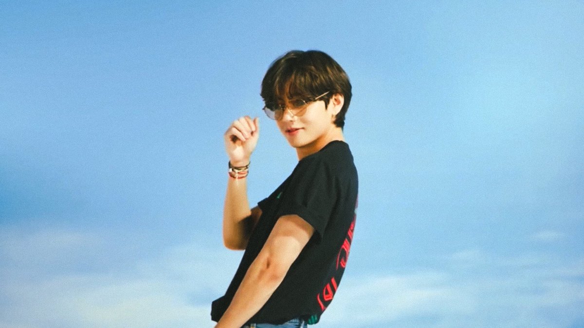 taeteland's tweet photo. what a fine man mr kim taehyung https://t.co/gFdYHFdnE1