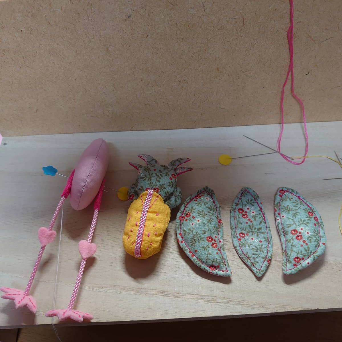 kintaroimo's tweet photo. パーツをくっつけると、だいぶわかってきたかも！
前に作った時より細かい部分を改良しているみたい

母的に　いい感じ(*´︶`*)♡　だそうです。

#ハンドメイド　#手芸 https://t.co/QHpr2Z1Kra
