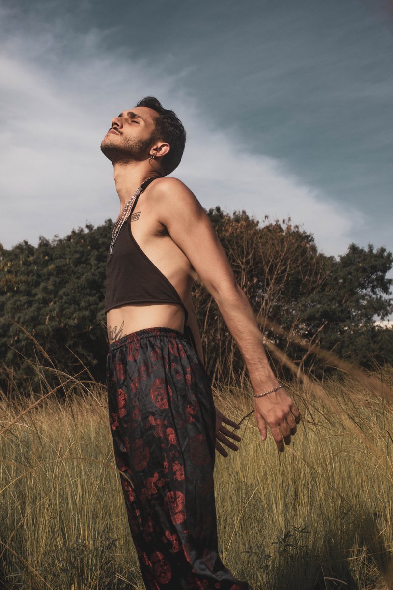 leiamoda's tweet photo. A moda #genderless não está ligada à tendência, representada por uma micro tendência, mas sim, um estilo comportamental, um novo hábito e para gerar valor. #OqueMudouFoiOtempo #LeiaModa
📷Halaina Brandão @lanizdelrey
Modelos: Beatriz Moura & Eduardo Camacho https://t.co/AmglRHHlae