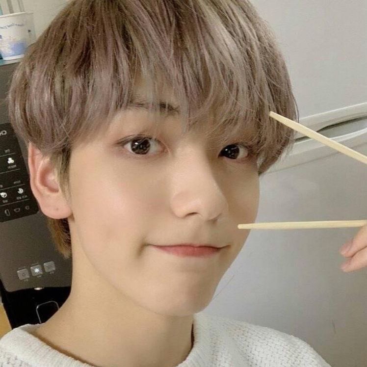 tubatufics's tweet photo. yeonbin au:
in which soobin, a young man who’s never worked in his whole life, impulsively gets himself a job in a bubble tea shop and one customer, who keeps meowing at cats, seems to find a liking in annoying a certain stuttering barista. 

aka the barista au we all need https://t.co/edwsn192i2