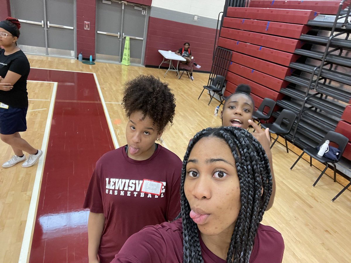 Coach_Williams0's tweet photo. Check Out Our Camp Coaches For Today 🔥 @mya2023 @DeuceeReed @KiKiJones2023 https://t.co/jAqgCK4K9y