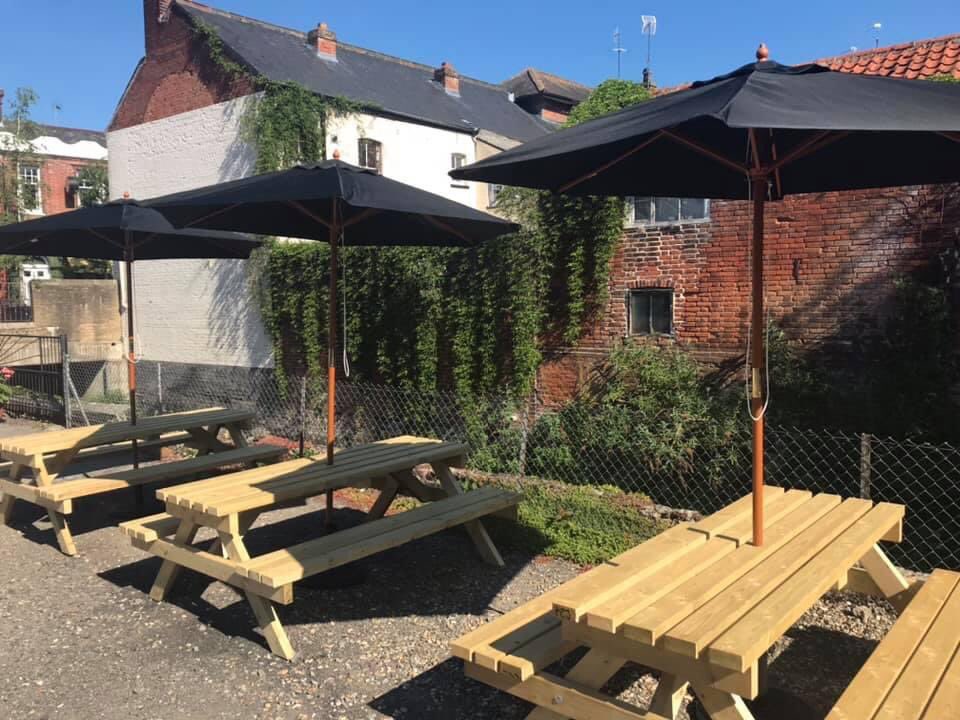 Hideoutcafe16's tweet photo. We have the perfect spot for you to soak up this gorgeous sunshine and enjoy what @thehideoutcafe16 has to offer! 🥰☀️🍰☕️🥤🍽 #sunshine #coffeeandcake https://t.co/ZlTuK1q7la