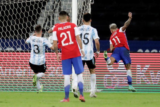 #CopaAmérica 🏆

⚽️ ¡Muy rápido el Turbo! Eduardo Vargas llegó primero al rebote y metió el empate de @LaRoja ante Argentina.

🇦🇷 Argentina 🆚 Chile 🇨🇱
#VibraElContinente #VibraOContinente
