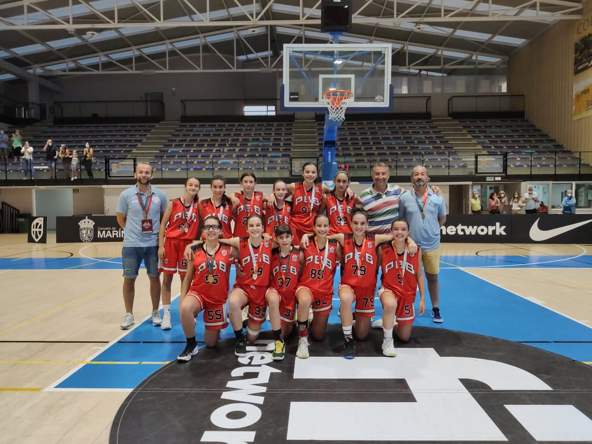 PBBbaloncesto's tweet image. Broche de oro:

📷 con @miguelmmendez, ganador de las últimas 🏆🏆🏆 Euroligas y miembro de la gran #FamiliaPBB
Gracias coach!

Y gracias Ainoa, Andrea, Daniela, Enma, Lara, Laura, Mafalda, Noe, Paula, Sara, Stefany, Yoli, Yannés y Darío‼️

E marchamos que temos que marchar 😉
