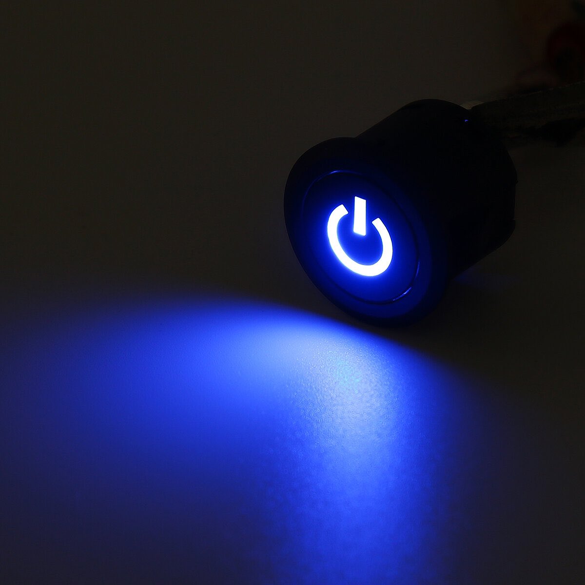 erocdrahs's tweet image. Lads, I’ve worked it out:

everything went to shit when they switched the dim red LEDs for blinding blue ones… 

🤔 #correlationorcausation