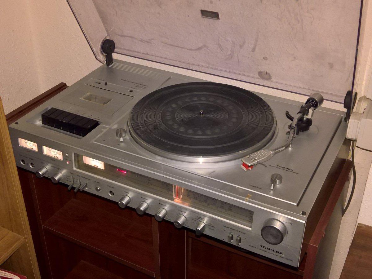 erocdrahs's tweet image. Lads, I’ve worked it out:

everything went to shit when they switched the dim red LEDs for blinding blue ones… 

🤔 #correlationorcausation