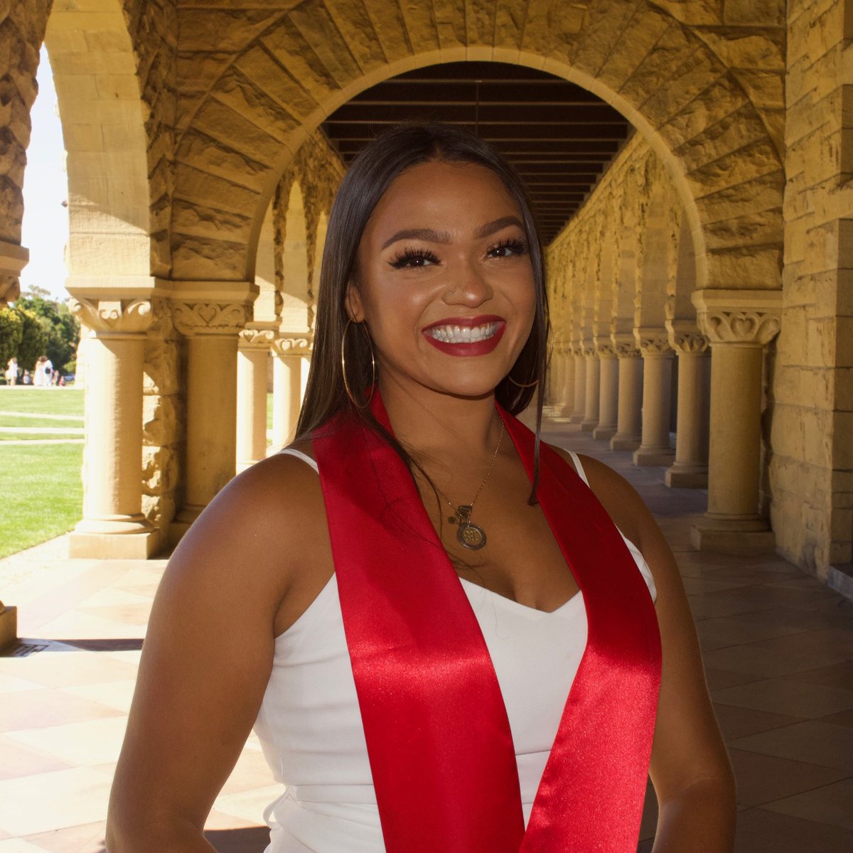 _lindasol's tweet image. I graduated from Stanford University with HONORS! Talk to me nice 🍾⁣
⁣
From the inner city of Chicago to here 🇵🇷🤍