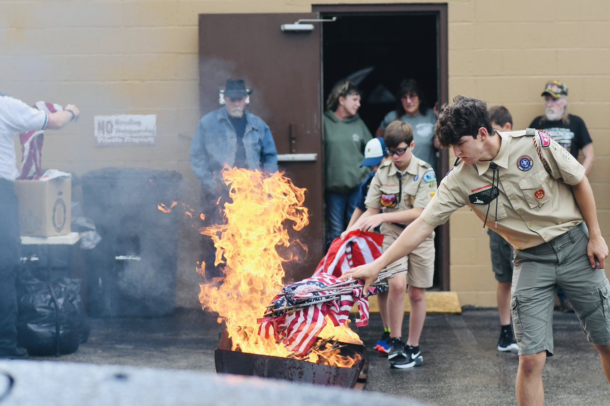 PaLegion790's tweet photo. Scouts from Boy Scout Troop 461, Smithton, Pennsylvania, joined with our @AmericanLegion to participate in our annual #FlagDay retirement ceremony this evening. More photos available on Facebook. @TribLIVE @TribWestmoreCo @Your_MVI @boyscouts https://t.co/p3o4wyns0z