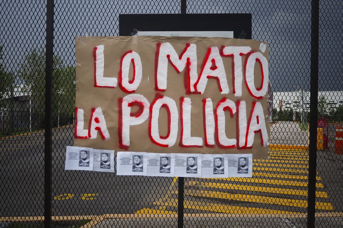 diarioelpopular's tweet photo. #JusticiaParaCarlos 👊

Estudiantes de @ARPA_BUAP exigen justicia para su compañero Carlos Portillo, joven egresado de esa escuela y quien fue hallado sin vida tras ser detenido por elementos de la policía municipal de San Miguel Xoxtla

📷: @EsImagen https://t.co/zXfGaQraT5