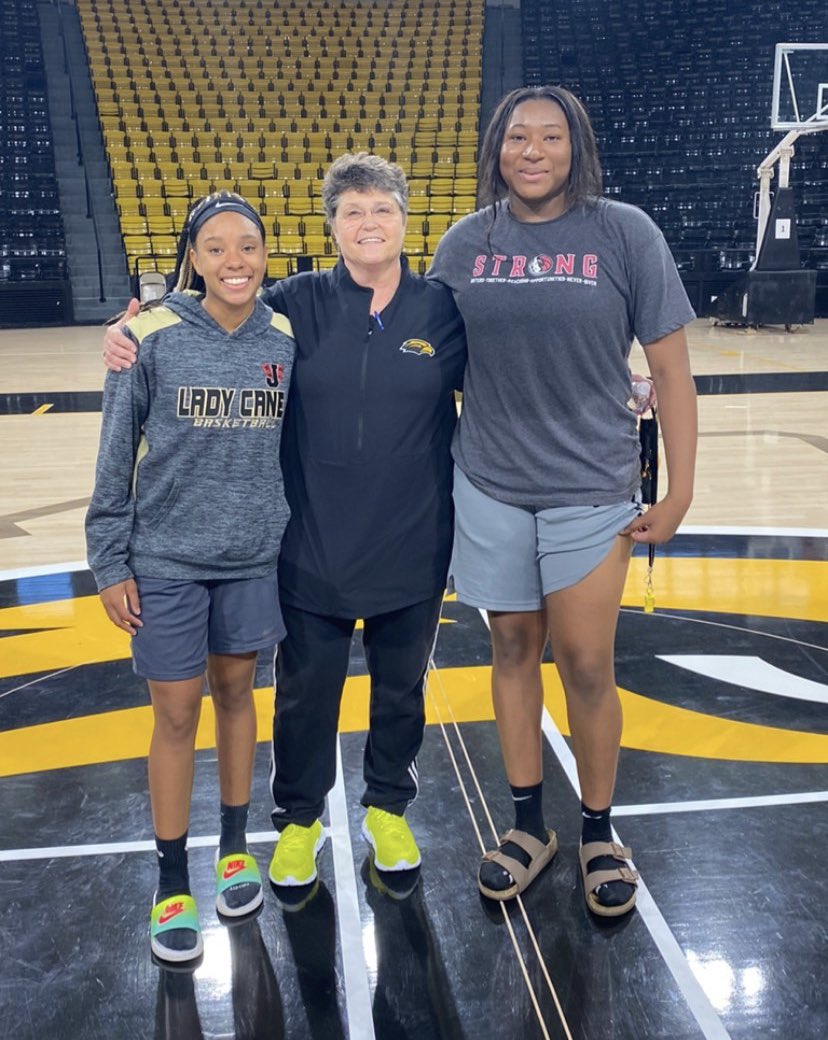 MarcRenelique's tweet image. #VeryREAL 🏀 Good job @EreaunaH Repping Jonesboro, AR in a major way at @SouthernMissWBB @patoshajeffery at their “Next Level Elite Skills Academy” Already holds a Solid Offer from them and did her thing at the camp Applying pressure all summer 2021 #Reach4TheStars ✨ @pd_skillz