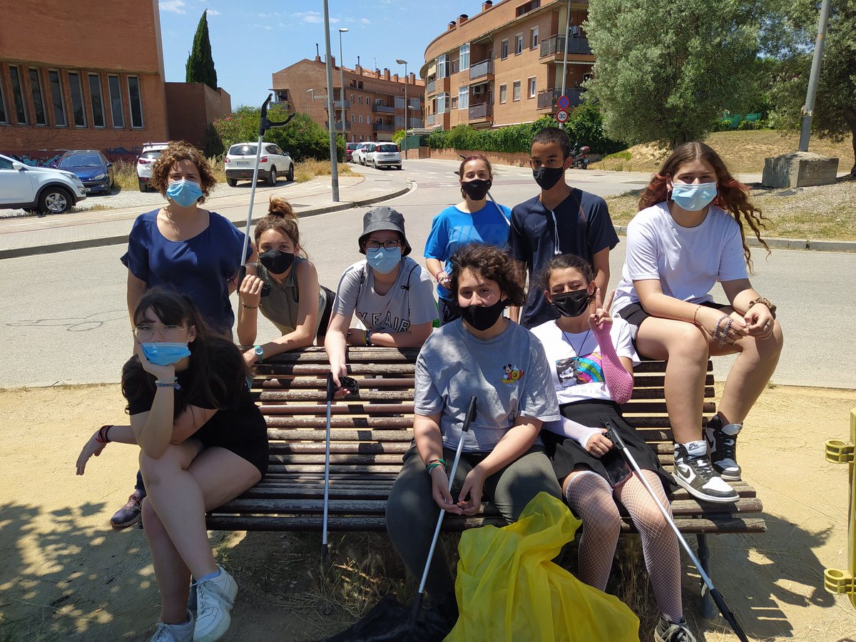 evCanMas's tweet photo. Les ecodelegades han participat a la #setmananatura amb la neteja de residus al voltant de l'@inscanmas. Una superjornada! :). @EscolesXESC https://t.co/Dmn90k3kGz