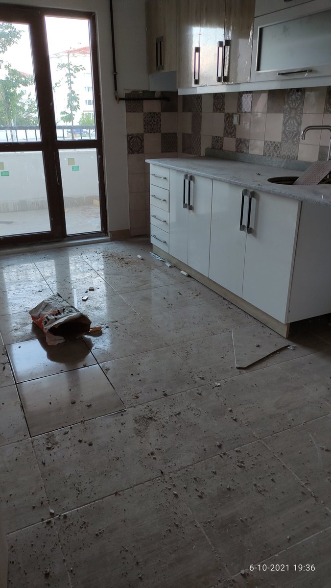 hulya_ural's tweet photo. İlla adam mı dövelim, çatıya mı çıkalım ne olursa sesimizi duyan olur Kırşehir Bağbaşı 3.etap TOKİ neden teslim edilmiyor 2019da verilmeyecek miydi ne oldu da hala bekliyoruz ve teslim tarihi öngörulemiyor taşeron batmış banane evmi aldık dolandıldikmi belli değil @Toki_Kurumsal https://t.co/DmypU1naLB