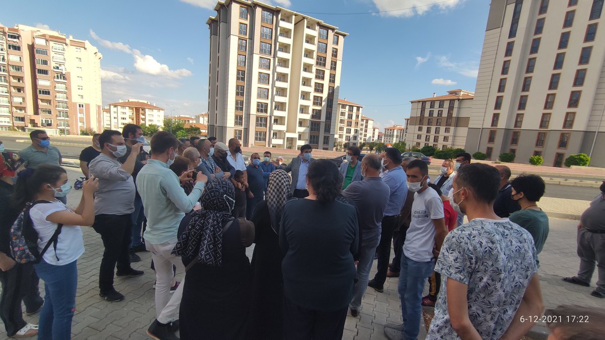 hulya_ural's tweet photo. İlla adam mı dövelim, çatıya mı çıkalım ne olursa sesimizi duyan olur Kırşehir Bağbaşı 3.etap TOKİ neden teslim edilmiyor 2019da verilmeyecek miydi ne oldu da hala bekliyoruz ve teslim tarihi öngörulemiyor taşeron batmış banane evmi aldık dolandıldikmi belli değil @Toki_Kurumsal https://t.co/DmypU1naLB