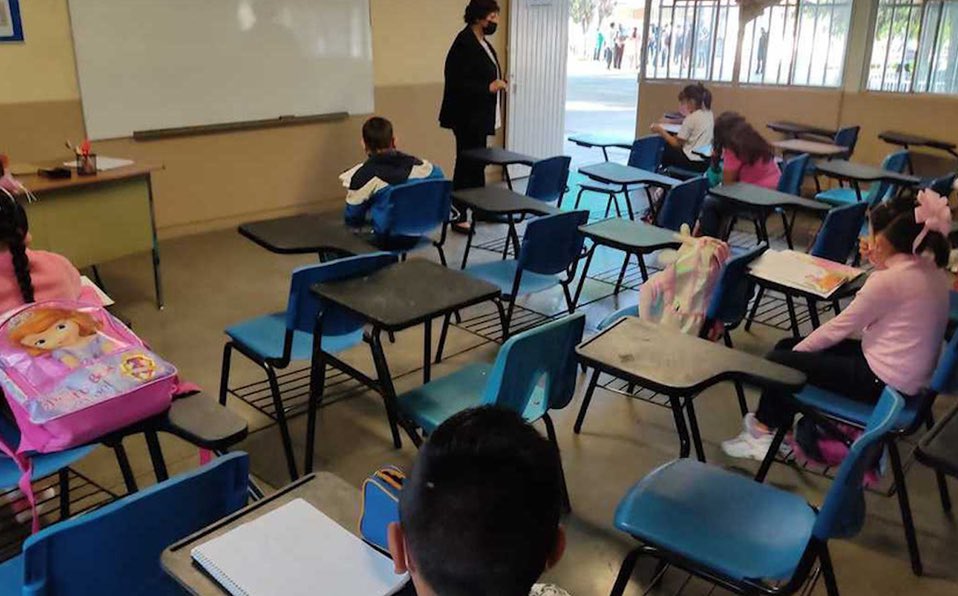 VOMNoticias's tweet photo. #Nacional SE REPORTAN MÁS CASOS DE COVID POR REGRESO A CLASES 🏫🦠

Se han reportado tres nuevos casos de coronavirus en estudiantes de escuelas privadas, ya sumas 6 casos de COVID en la primera semana de regreso a clase. 

La información fue dada por la AEFCM. #VOMNoticias https://t.co/ea4S6IyLxX
