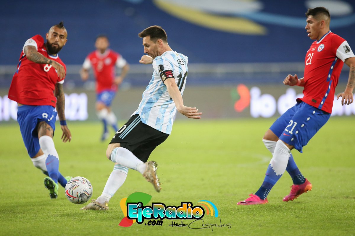 HECTORCESPEDES's tweet photo. Final del partido en la @CopaAmerica @Argentina 1 @LaRoja 1
Goles de Messi para Argentina y Vargas para Chile.
#CopaAmerica2021 en @ejeradio1 https://t.co/QgVg6SHC2m