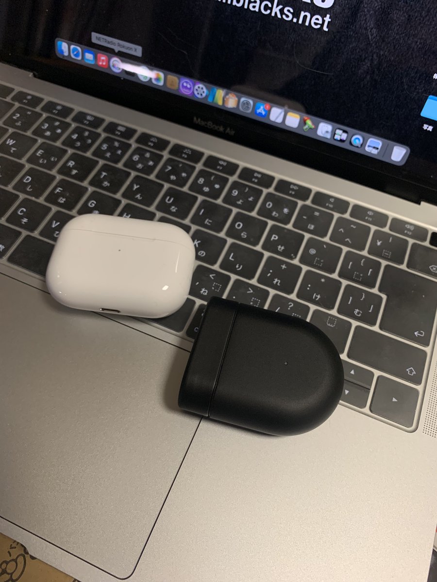 a2yuki's tweet photo. EARIN A-3の装着感が良すぎて、AirPods Proを全く使わなくなってしまったので次女にあげてしまった。(完全消毒済み)
ノイキャンもないしカナル型でもないし、今の流行にのっているモノではないけど、2〜3時間は平気で着けていられるこの快適性は何物にも変えがたい。
#EARIN
#EARIN_A3 https://t.co/P2PUh2Y9uU