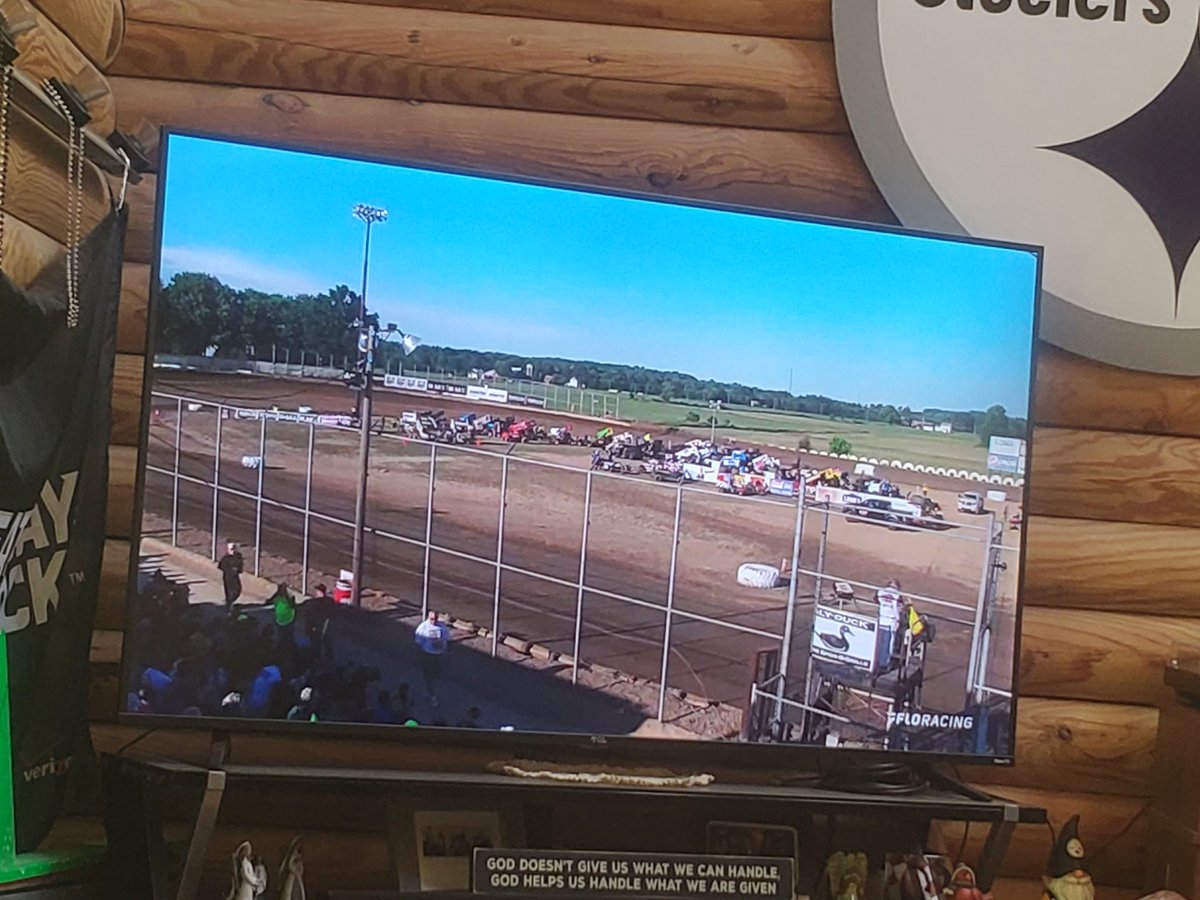 Nice to have a Sprint Car race to watch on a Monday evening! Thanks <a href="/FloRacing/">FloRacing</a> <a href="/ASCoC/">Amiyah Scocca</a> #tweetyourfloseat