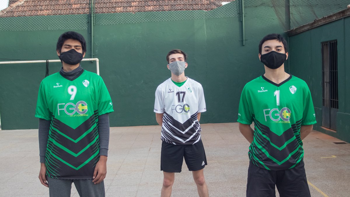 VOLEYDEFEBANF's tweet photo. La tira B tiene nueva indumentariaaa 🔥🔥
Que les parece? Les gusta?
Seguimos creiciendo 💚💪
#elclubdebarriomasgrandedelmundo #soydeldefe https://t.co/6WnIS8USQK