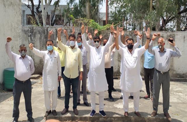 punjabkesari's tweet image. साम्बा में  बिजली-पानी के खिलाफ पैंथर्स पार्टी ने किया जोरदार प्रदर्शन, जमकर की नारेबाजी
m.punjabkesari.in/national/news/…

#PanthersParty #Samba #WaterScarcity #Electricity #PowerCut #PunjabKesari