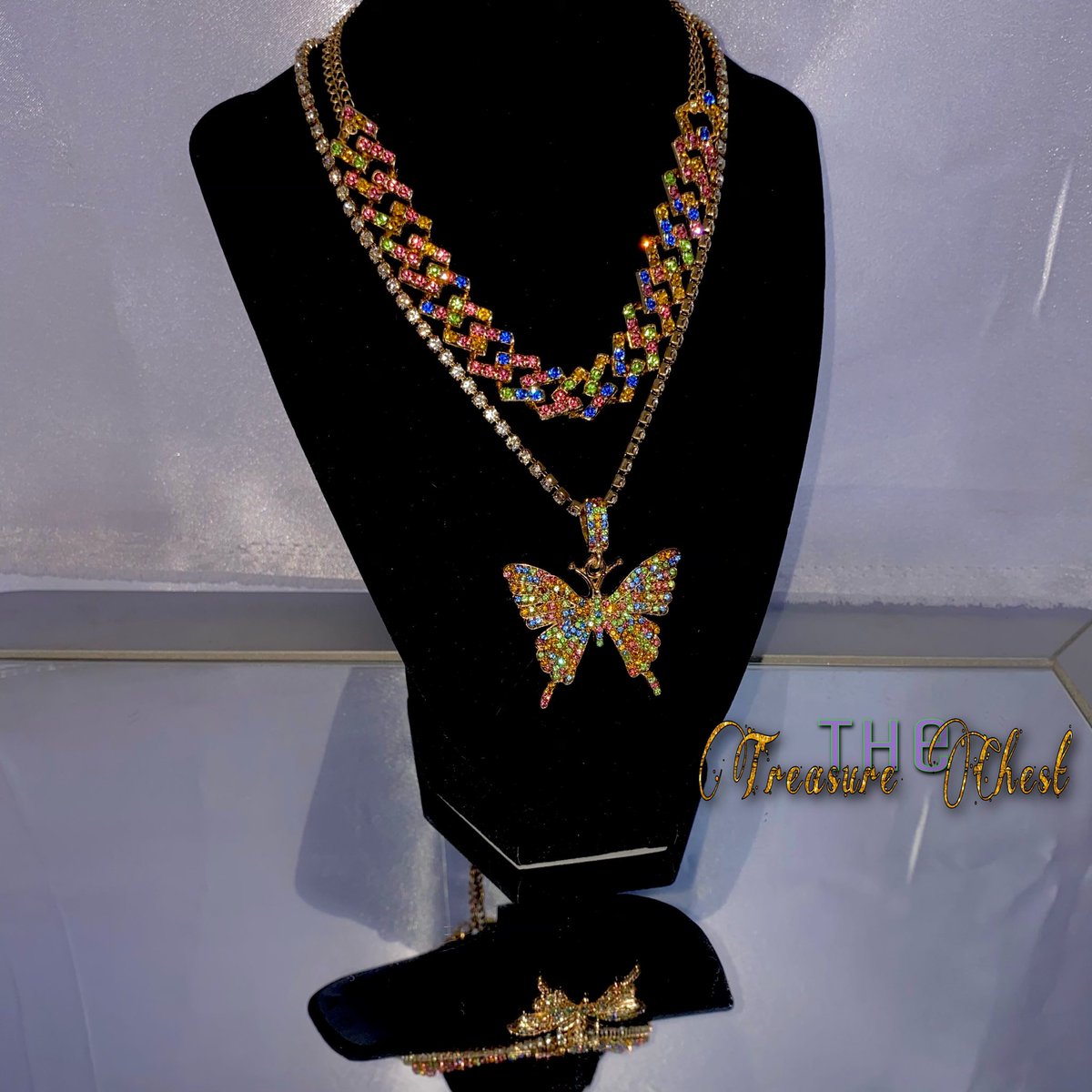 goheadni's tweet photo. @AriTheDon Tired of feeling like the most basic person ever?? TheTreasureChest definitely got you!! 🥰 from eyelashes to trendy accessories 😻😻 tap the link to claim your treasure 💜 https://t.co/66L4zIuvpT &amp; use code “EXPOSE” for 15% off everything 😽 https://t.co/VERt2BBGNR