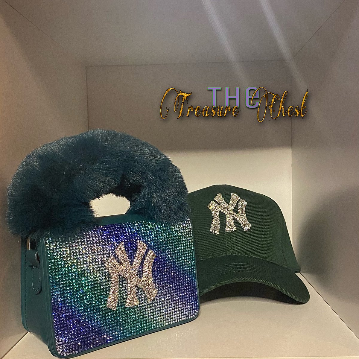 goheadni's tweet photo. @AriTheDon Tired of feeling like the most basic person ever?? TheTreasureChest definitely got you!! 🥰 from eyelashes to trendy accessories 😻😻 tap the link to claim your treasure 💜 https://t.co/66L4zIuvpT &amp; use code “EXPOSE” for 15% off everything 😽 https://t.co/VERt2BBGNR