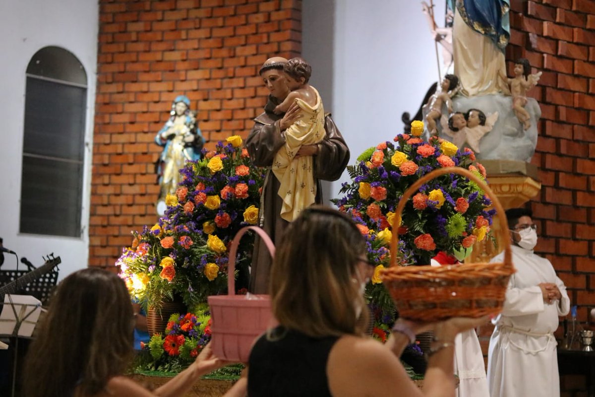 La Parroquia San Juan Bautista de Aguadulce celebró la memoria de San Antonio de Padua. El párroco Sebastian Cedeño recordó que el Pan debe ser signo de caridad entre los hermanos y más en estos momentos dificiles que muchos necesitan no solo del pan fisico sino del Espiritual.