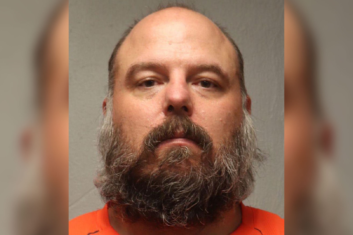 Former NFL player Tom Burke charged with sexual assault of young girl