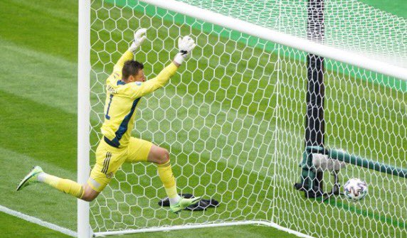 westofhouse's tweet photo. Reminded of @WayneRooney’s advice to goalkeepers on dealing with strikes from the halfway line, “Don’t dive. … You’re going to make yourself look silly.” @rogbennett #CZESCO #EURO2020 https://t.co/VrmnwatOps