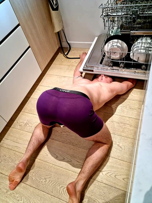 Help! I'm stuck under the dishwasher... what are you doing steo-bro?

😂 https://t.co/wjgGU1l79s
