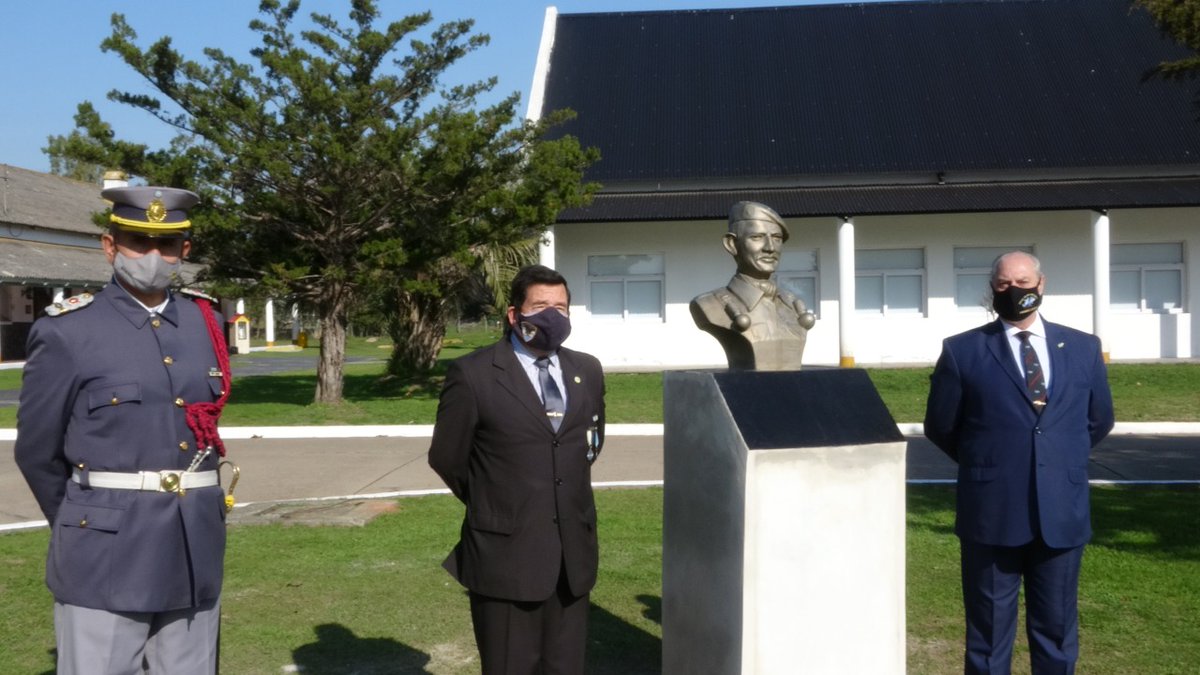 Rios_ESESC's tweet photo. 14 de junio - Cese del fuego en #Malvinas.
Ellos en persona rinden un sentido y profundo homenaje al valor, coraje y osadía de oficiales,  suboficiales y soldados caídos en la gesta de #Malvinas.
Ellos son la historia viva.
Malvinas 39 Años
#SeamosCabrales https://t.co/U3Yn9QhfBc