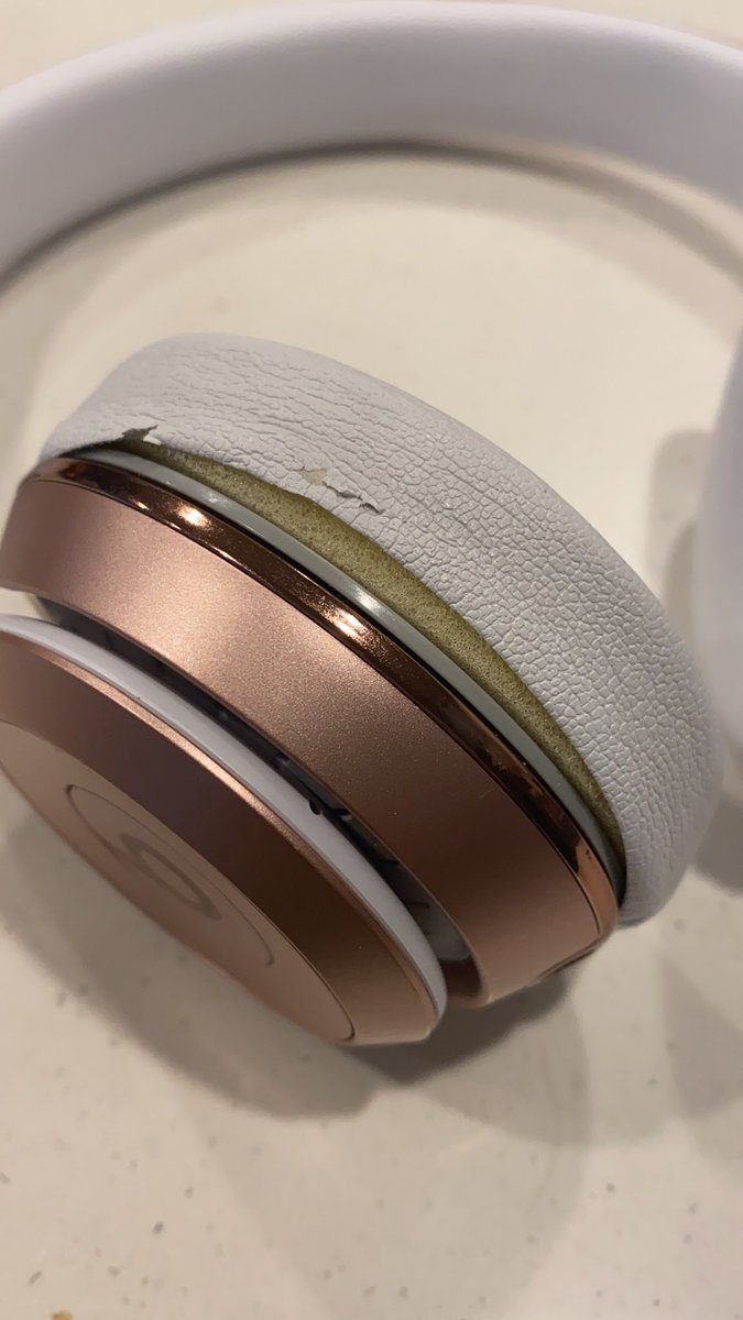 Laborde87's tweet photo. @beatsbydre tips on how to fix this? https://t.co/uiyDAL5cNP
