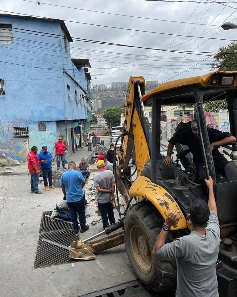 ErikaPSUV's tweet photo. En la parroquia Sucre, sector El Amparo, seguimos con el plan integral de atención para que cuenten con nuevas losas de concreto, rejas rehabilitadas, así como alcantarillas y  tuberías reparadas.
¡Continuamos trabajando por una Caracas patriota, bella y segura! https://t.co/s8gJokrLGV