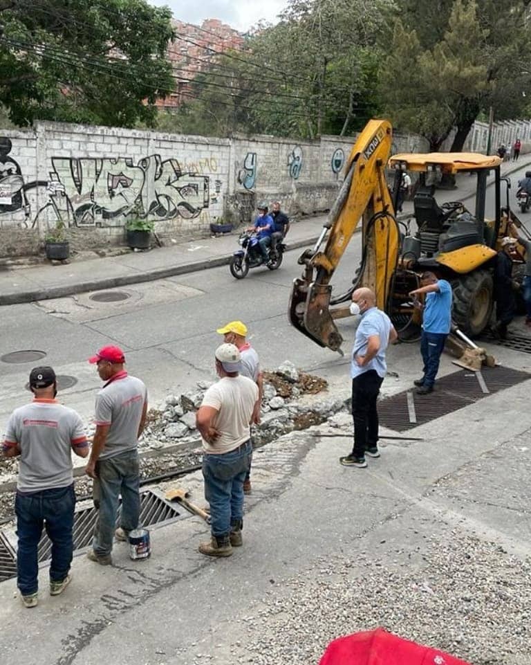 ErikaPSUV's tweet photo. En la parroquia Sucre, sector El Amparo, seguimos con el plan integral de atención para que cuenten con nuevas losas de concreto, rejas rehabilitadas, así como alcantarillas y  tuberías reparadas.
¡Continuamos trabajando por una Caracas patriota, bella y segura! https://t.co/s8gJokrLGV