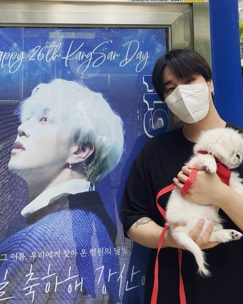 MAS_0302's tweet photo. 강산이 버스쉘터 인증🐬❤

#보이스퍼 #VOISPER #강산 #KANGSAN https://t.co/ssdCbKkgKn