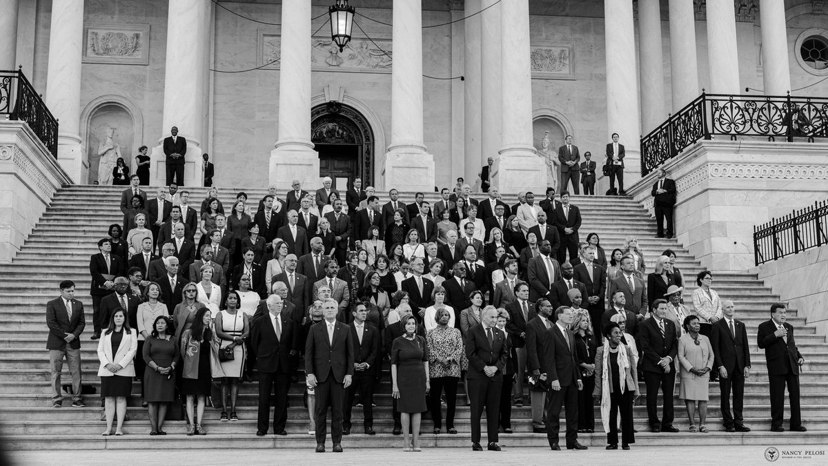 This evening, Members of Congress held a bipartisan Moment of Silence for the 600,000 American lives lost to COVID-19 at the U.S. Capitol. Get vaccinated. Save lives.