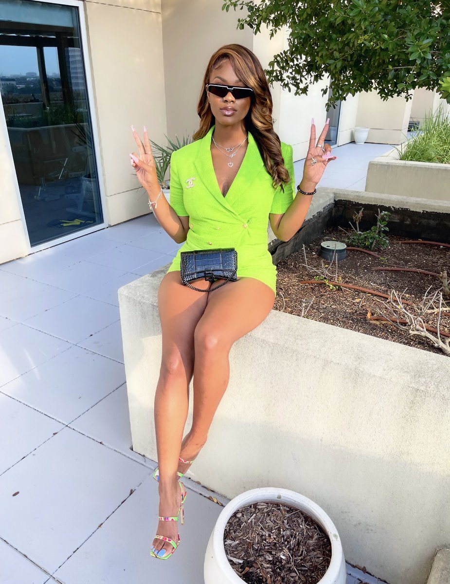 ForeverxWoo's tweet image. Cheers to more life🍾🎂🐍 #BIG22