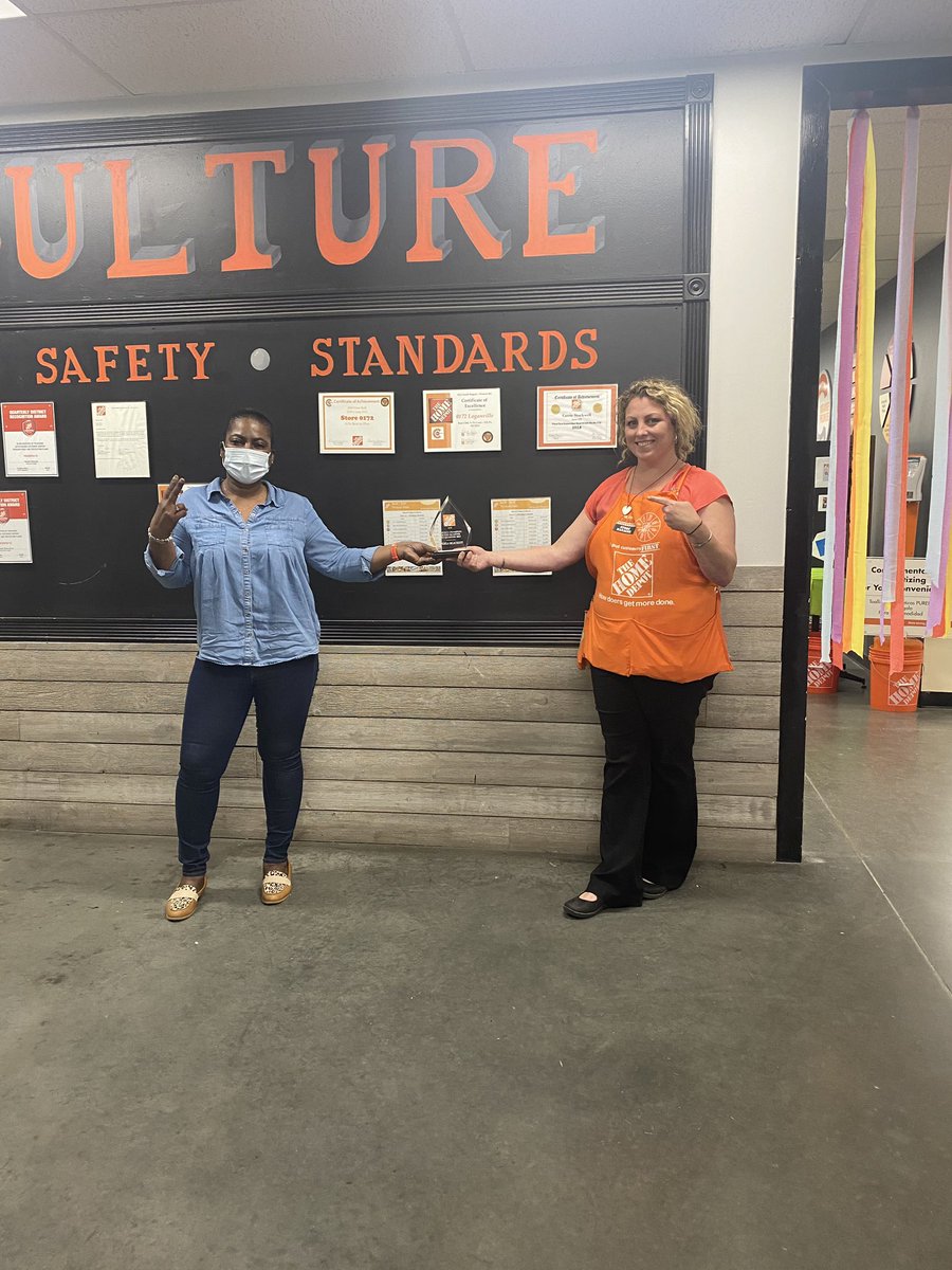 colleenallenhd's tweet photo. Angie 1st proud recipient of our custom made customer focus crystal award for Q1. #welldeserved #customerfocus #allstar thank you Angie you rock. #moretocome #recognitioniskey @SharptonDavid @mlindsey1223 @Rachael0172 @MRK95270049 @JeffWhi1070 https://t.co/wLmcZSF4de