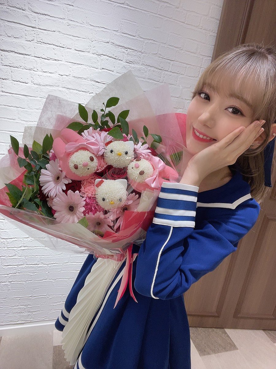 _sakkura's tweet photo. Need to thank CDTV as well for having us! Successfully wrapped up my last performance there and surprisingly, Sanrio-san gave me a very cute flower bouquet with a signed autograph board.   💐 https://t.co/M2JmelrRfr