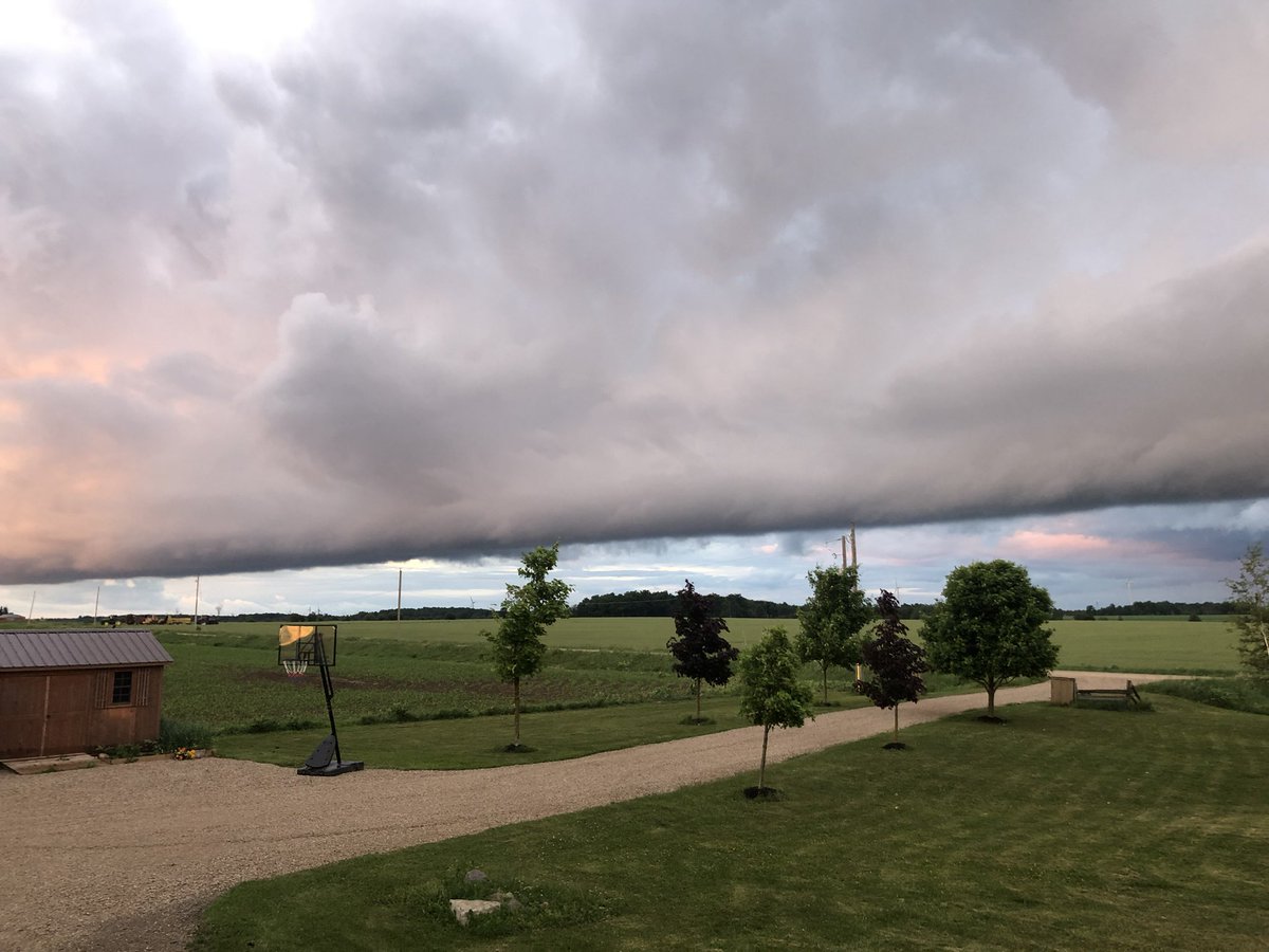Zoodles13's tweet photo. @StormhunterTWN Nice little shelf passed over Grand Valley just before 9pm. Just rain though. https://t.co/fJu6CpGPP6