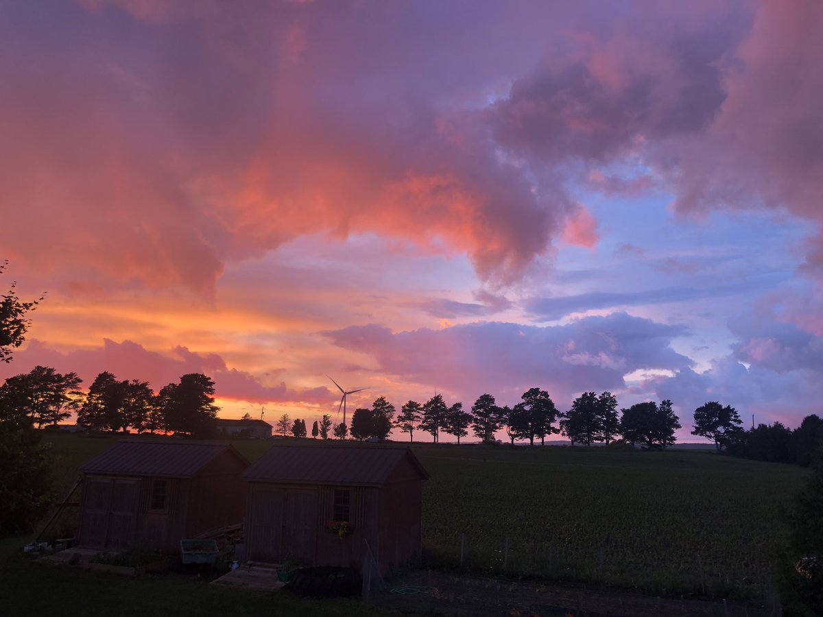 Zoodles13's tweet photo. @AnthonyFarnell How about this sunset outside of Grand Valley tonight https://t.co/xuPSR9OD21